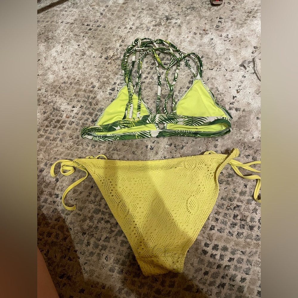 Bikini - Picture 2 of 5